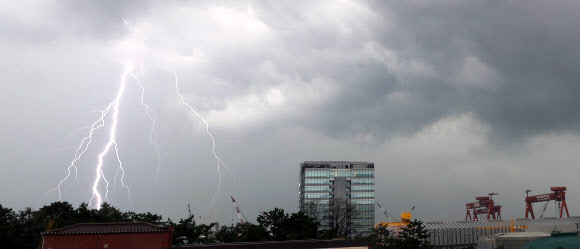 9일 오전 울산시 동구 현대중공업 위로 번개가 치고 있다. 2020.9.9  연합뉴스
