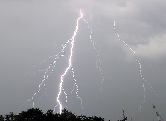 9일 오전 울산시 동구 하늘에 번개가 치고 있다. 2020.9.9  연합뉴스