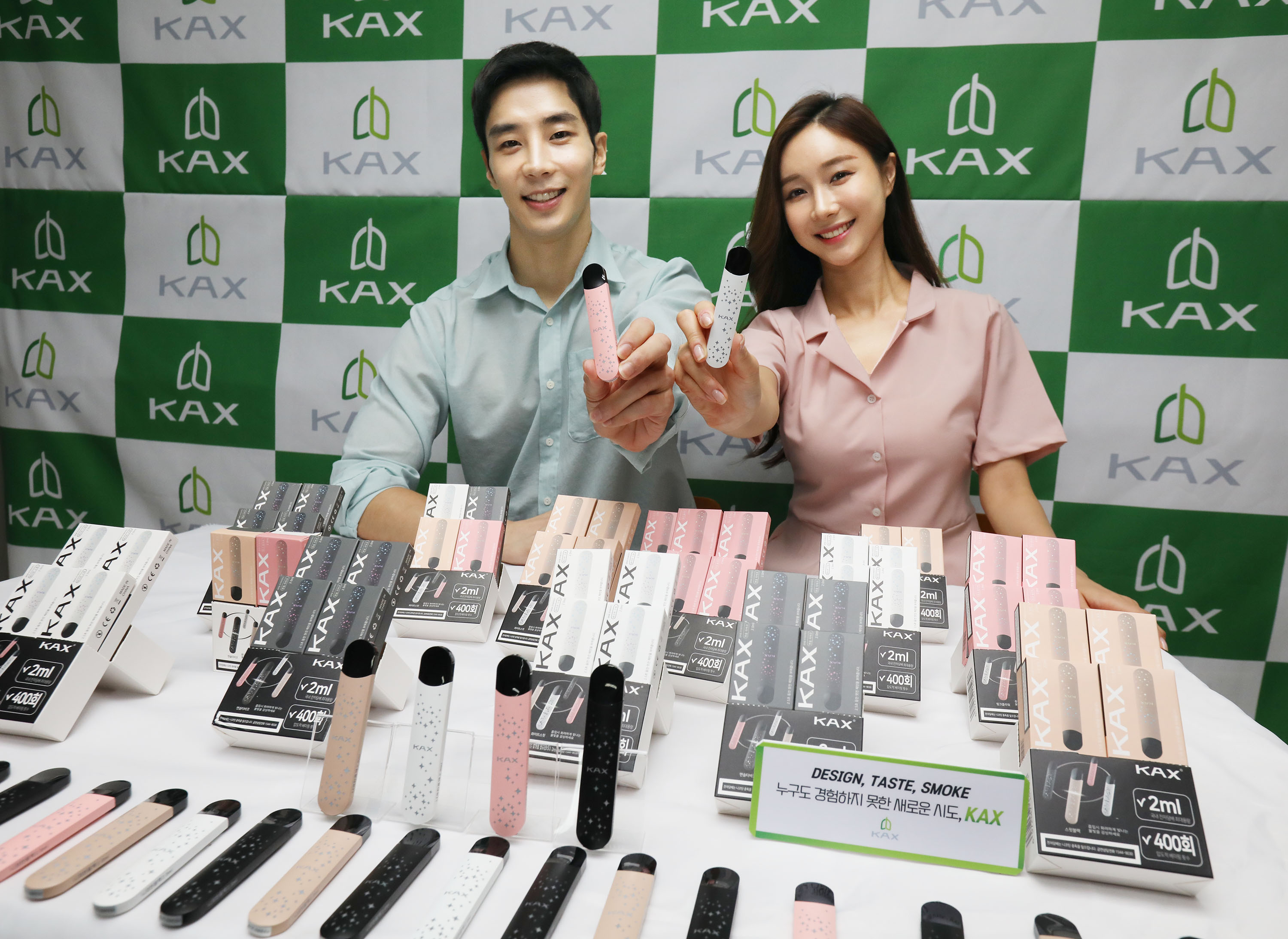 (주)디베이프가 10일 서울 강남구 신사동 사무실에서 일회용 액상형 전자담배 신제품 칵스(KAX) 출시행사를 갖고 모델들이 제품을 소개하고 있다. /디베이프 제공