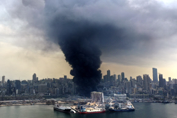 대폭발 한 달 만에… 베이루트 항구 또 큰불 