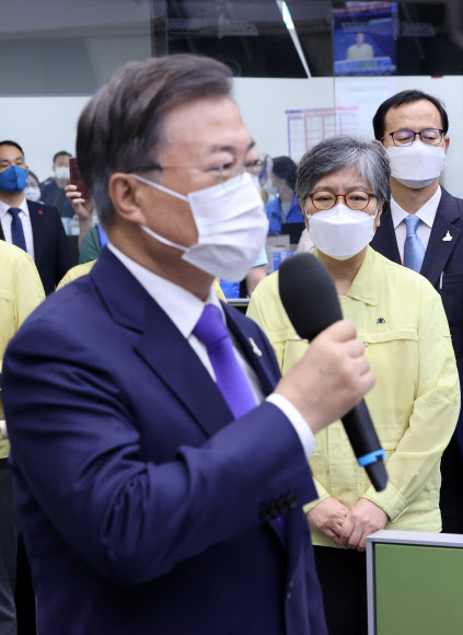 문 대통령 발언 듣는 정은경 초대 질병관리청장