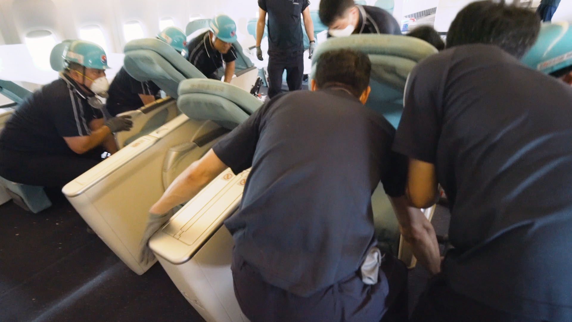 항공사 직원들이 좌석을 분리해 옮기고 있다. 대한항공 제공.