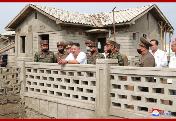 김정은 ‘민생행보’…웃옷 벗어던지고 수해 복구현장 지도