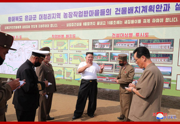 김정은 ‘민생행보’…웃옷 벗어던지고 수해 복구현장 지도