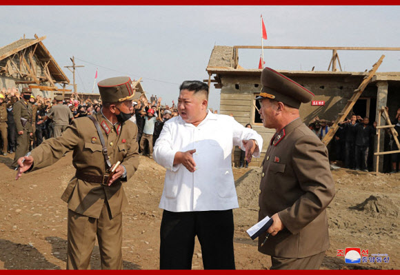 김정은, 황해북도 은파군 수해 복구건설 현장 한 달 만에 또 찾아