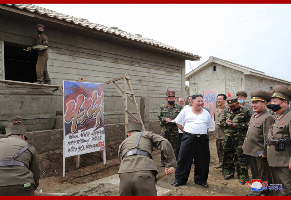 김정은 ‘민생행보’…웃옷 벗어던지고 수해 복구현장 지도