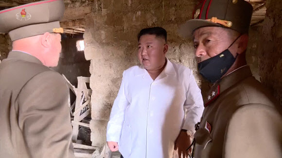 수해현장에 새로 지은 주택 내부 둘러보는 김정은
