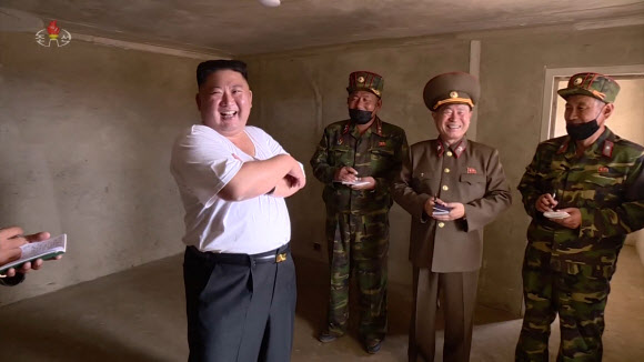 수해현장에 새로 지은 주택 내부 둘러보는 김정은