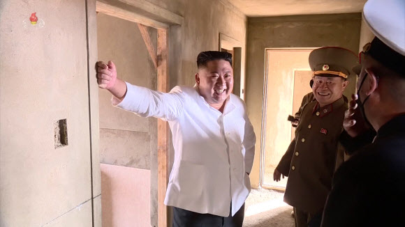 수해현장에 새로 지은 주택 내부 둘러보는 김정은