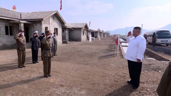 수해 복구현장서 거수경례하는 김정은