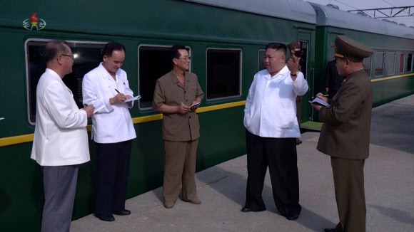 김정은, 수해현장 다시 찾아…박정천.리일환.조용원.김용수 동행