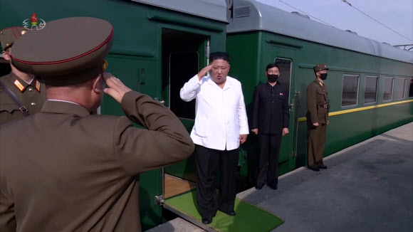 열차 타고 황해북도 수해 복구 현장 찾은 김정은