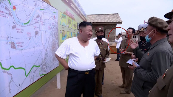 북한 수해 복구 현장에 등장한 스마트폰