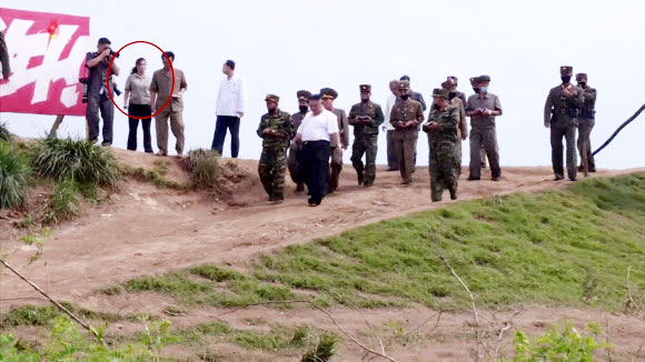 김정은 수해복구 현장에 동행한 현송월…검은색 바지 차림