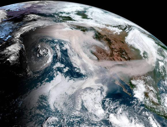 미국 국립해양대기국(NOAA)이 12일(현지시간) 위성으로 캘리포니아주와 오리건주를 덮친 대형 산불의 연기를 포착한 사진을 공개했다. NOAA 제공 AFP 연합뉴스 