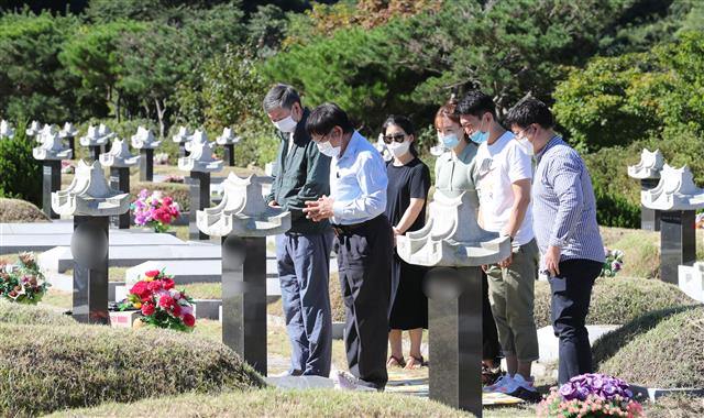 ‘추석 앞두고 성묘 미리왔어요’