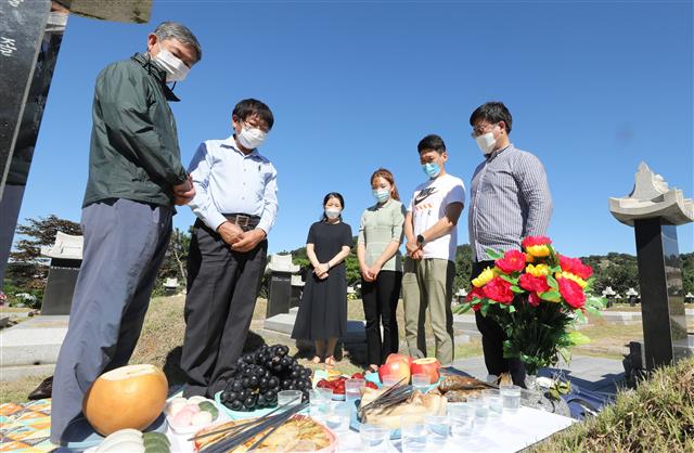 ‘코로나19로 마스크 쓰고 조상 찾은 시민들’