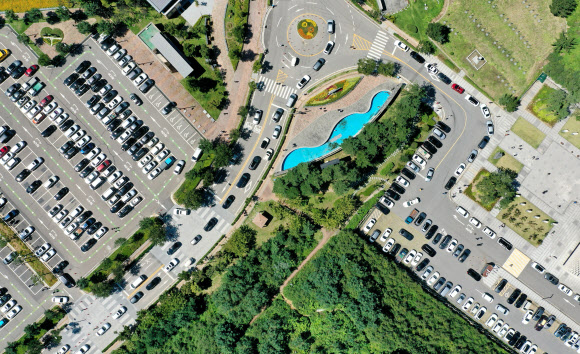 미리 온 성묘객들로 북적