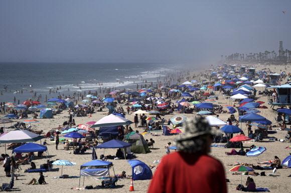 지난 5일(현지시간) 미국 캘리포니아주의 헌팅턴비치 해변에서 수많은 사람들이 노동절 연휴를 즐기고 있다. 헌팅턴비치 AP