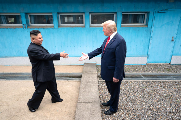 지난해 6월 30일 판문점 군사분계선에서 만난 도널드 트럼프 미국 대통령과 김정은 북한 국무위원장. 연합뉴스