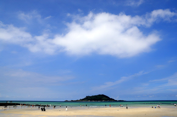 파란 가을 하늘 아래 협재해수욕장