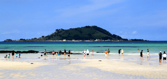 파란 가을 하늘 아래 협재해수욕장