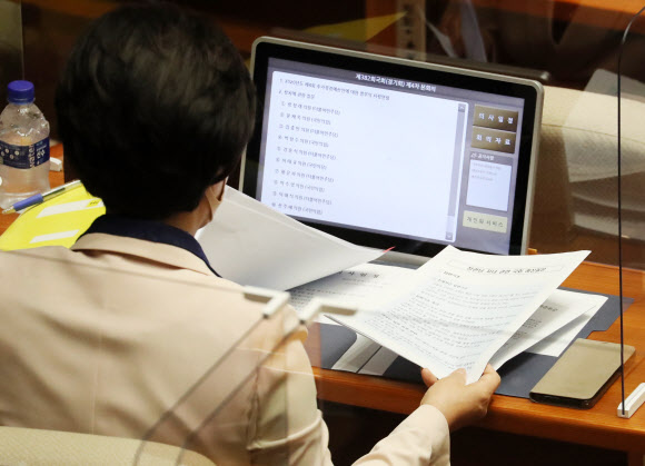 아들 군복무 관련 예상 질문 확인하는 추미애