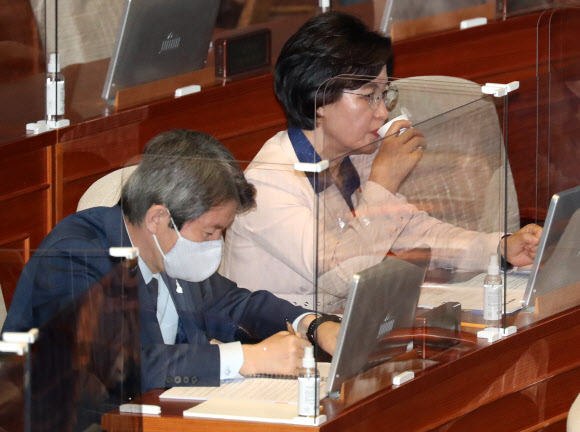 물 마시는 추미애 법무부 장관