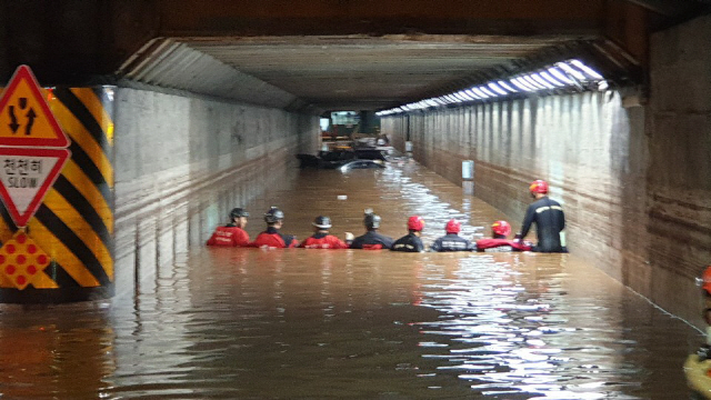 경찰과 소방대원들이 지난 7월 23일 폭우로 침수된 부산 동구 초량동 초량 제1 지하차도에서 구조활동을 벌이고 있다/부산경찰청