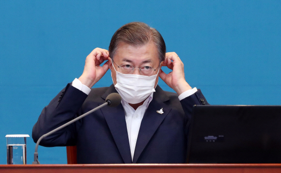 문재인 대통령이 14일 오후 청와대 여민관에서 열린 수석보좌관회의에 참석해 머리발언을 끝낸 뒤 마스크를 쓰고 있다. 2020. 9. 14. 도준석 기자 pado@seoul.co.kr