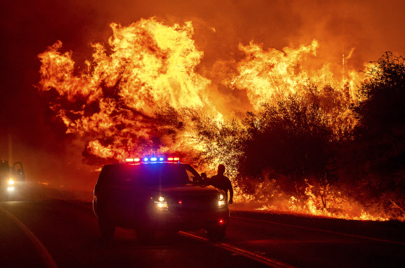 캘리포니아주 고속도로 주변에 번지는 산불