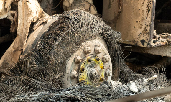 불에 탄 소방차가 14일(현지시간) 캘리포니아주 비법인 버트 카운티의 베리 크릭 지역에서 노스 복합 화재 중 타버린 잔해 안에 남겨져 있다. AFP 연합뉴스