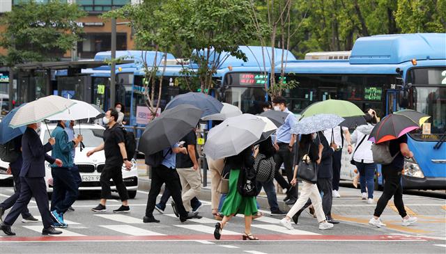 우산 쓴 출근길 시민들