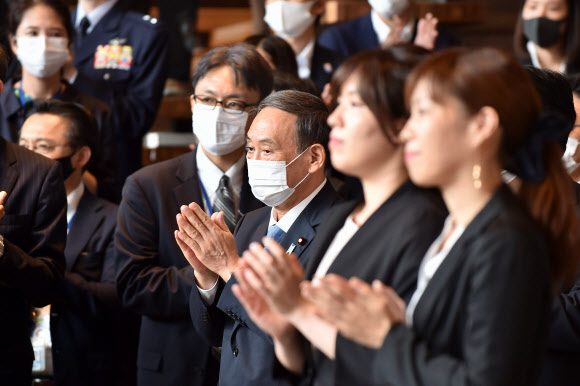 Japan?s Chief Cabinet Secretary Yoshihide Suga (3rd R) applauds with others as outgoing Prime Minister Shinzo Abe (not pictured) bids farewell to the staff members after his last cabinet meeting in Tokyo on September 16, 2020. - Abe smashed records as Japan‘s longest-serving prime minister, championing ambitious economic reform and forging key diplomatic relationships, while weathering scandals. But in the end, he was undone by his health. (Photo by Kazuhiro NOGI / AFP)/2020-09-16 13:12:43/ <연합뉴스