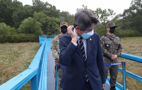 16일 이인영 통일부장관이 판문점에 있는 도보다리를  둘러보고있다.2020.09.16<사진공동취재단>