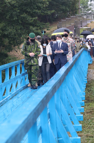 16일 이인영 통일부장관이 판문점에 있는 도보다리를  둘러보고있다.2020.09.16<사진공동취재단>