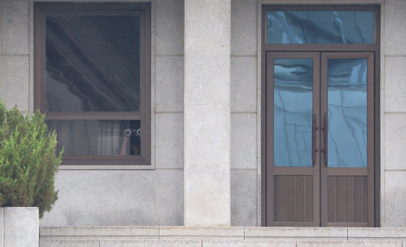 16일 이인영 통일부장관이 판문점을  방문 한 가운데 북측 병사들이 망원경으로 남측을 관측하고있다.2020.09.16<사진공동취재단>