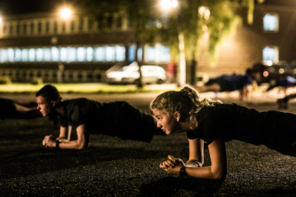 엘리자베스 벨기에 공주가 10일(현지시간) 벨기에 부겐바흐에 있는 엘센본 벨기에 육군 캠프에서 군 입대 훈련에 참가하고 있다. 로이터 연합뉴스
