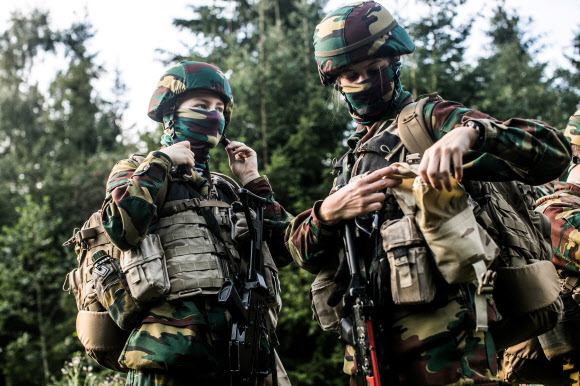 엘리자베스 벨기에 공주가 10일(현지시간) 벨기에 부겐바흐에 있는 엘센본 벨기에 육군 캠프에서 군 입대 훈련에 참가하고 있다. 로이터 연합뉴스