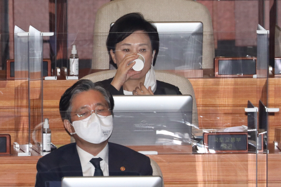 김현미 국토교통부 장관이 16일 오후 국회 본회의에서 열린 경제분야 대정부질문에 참석해 물을 마시고 있다.2020. 9. 16 김명국 선임기자 daunso@seoul.co.kr