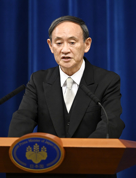 스가 요시히데(菅義偉) 일본 총리가 16일 오후 9시 관저에서 취임 후 첫 기자회견을 열고 있다. 2020.9.16  교도=연합뉴스