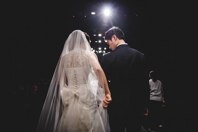 코로나 19에도 결혼을 더 이상 미룰수 없는 예비 부부들의 고민이 깊다. 서울신문 DB