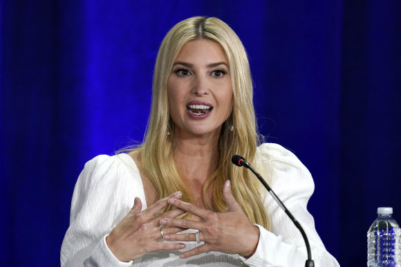도널드 트럼프 미국 대통령의 딸이자 고문인 이방카 트럼프가 16일(현지시간) 피닉스 비즈니스 라운드테이블에 참석해 발언을 하고 있다. AP 연합뉴스