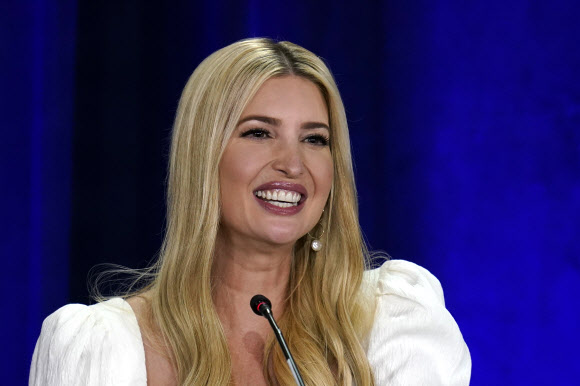 도널드 트럼프 미국 대통령의 딸이자 고문인 이방카 트럼프가 16일(현지시간) 피닉스 비즈니스 라운드테이블에 참석하며 미소를 짓고 있다. AP 연합뉴스