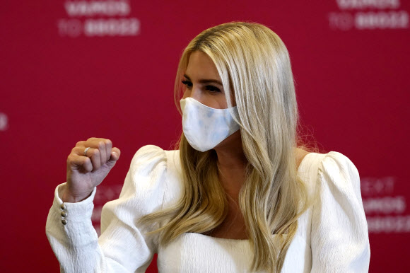 도널드 트럼프 미국 대통령의 딸이자 고문인 이방카 트럼프가 16일(현지시간) 피닉스의 한 폰 뱅크에서 트럼프 본부의 자원봉사자들과 합류하면서 주먹을 쥐어 보이고 있다. AP 연합뉴스