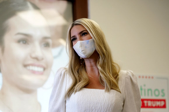 도널드 트럼프 미국 대통령의 딸이자 고문인 이방카 트럼프가 16일(현지시간) 피닉스에서 트럼프 본부를 위해 라틴계 자원봉사자들과 함께 하고 있다. AP 연합뉴스