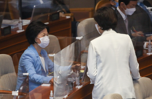 유은혜 부총리 겸 교육부 장관(오른쪽), 추미애 법무부 장관(왼쪽)이 17일 오후 서울 여의도 국회 본회의에서 열린 교육?사회?문화 분야 대정부질문에서 인사를 나누고 있다.2020. 9. 17 김명국 선임기자 daunso@seoul.co.kr