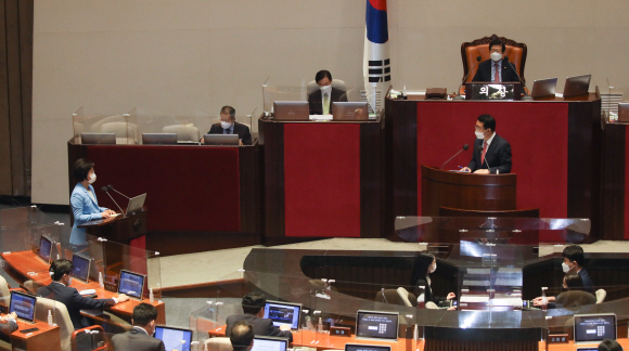 김상훈 국민의힘 의원이 17일 오후 서울 여의도 국회 본회의에서 열린 교육?사회?문화 분야 대정부질문에서 추미애 법무부 장관에게 질의하고 있다.2020. 9. 17 김명국 선임기자 daunso@seoul.co.kr