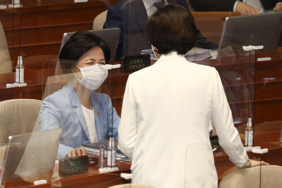 인사 나누는 유은혜와 추미애