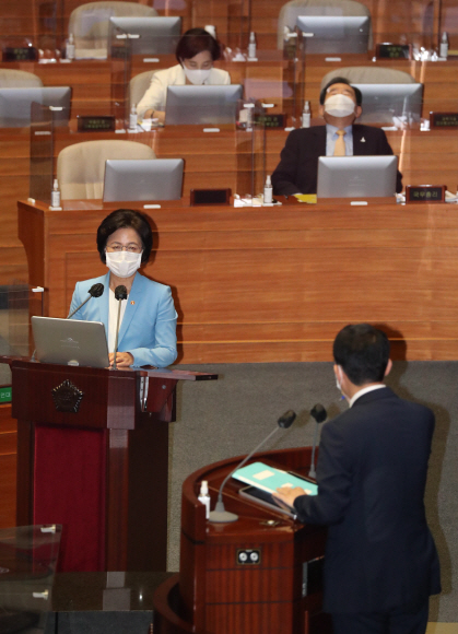 17일 오후 국회 본회의 사회교육문화분야 대정부질문에서  추미애 법무부장관이 국민의 힘 김상훈의원의 추장관아들 특혜의혹관련질문에 답변하고 있다.뒷자리의 정세균총리는 허공을 쳐다보고 있다.2020. 9. 17 김명국 선임기자 daunso@seoul.co.kr